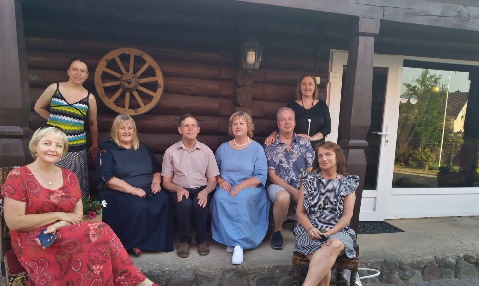 „Meno bangų“ rezidencijoje „Kultūra ir gamta“, po Alvydo Valentos (centre) kūrybos vakaro, 2021 m. „Menų bangų“ archyvo nuotr.