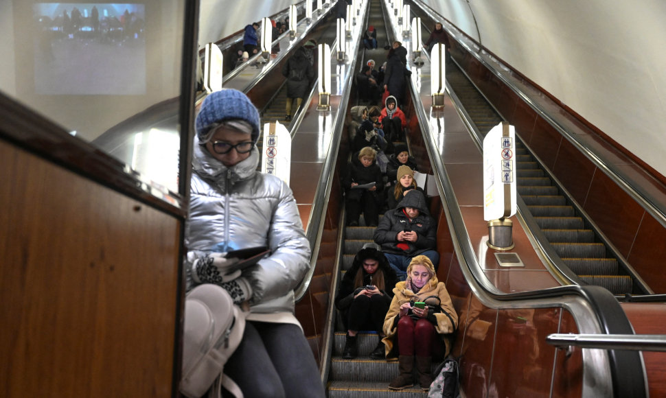 Kyjivo gyventojai slėptuvėje metro stotyje