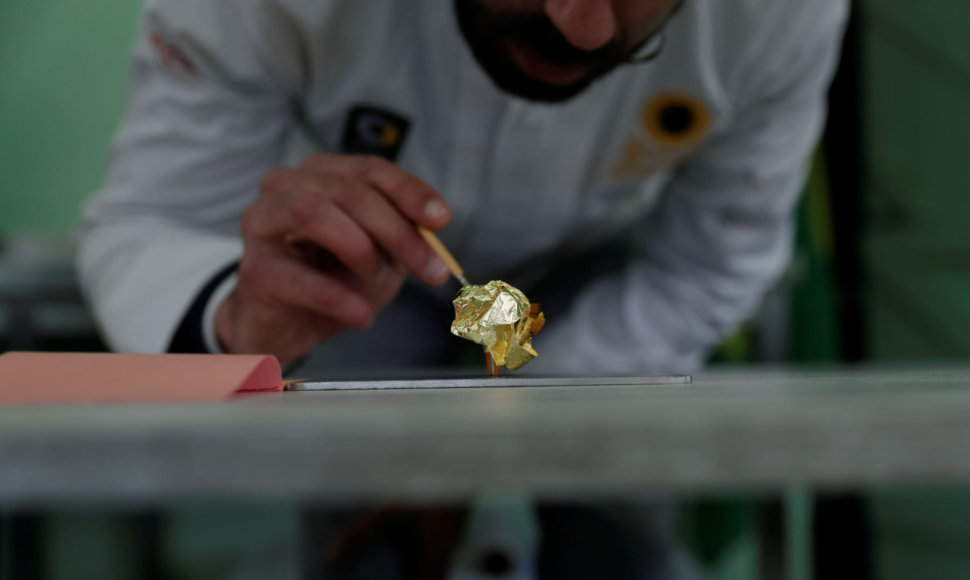 Danielis Gomesas demonstruoja brangiausią saldainį pasaulyje