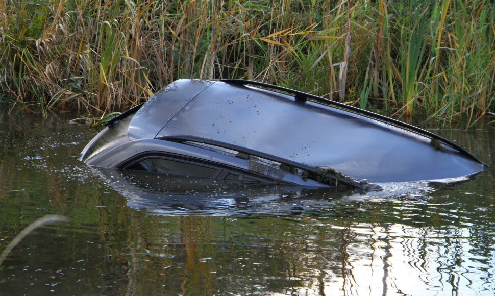 Automobilis vandenyje