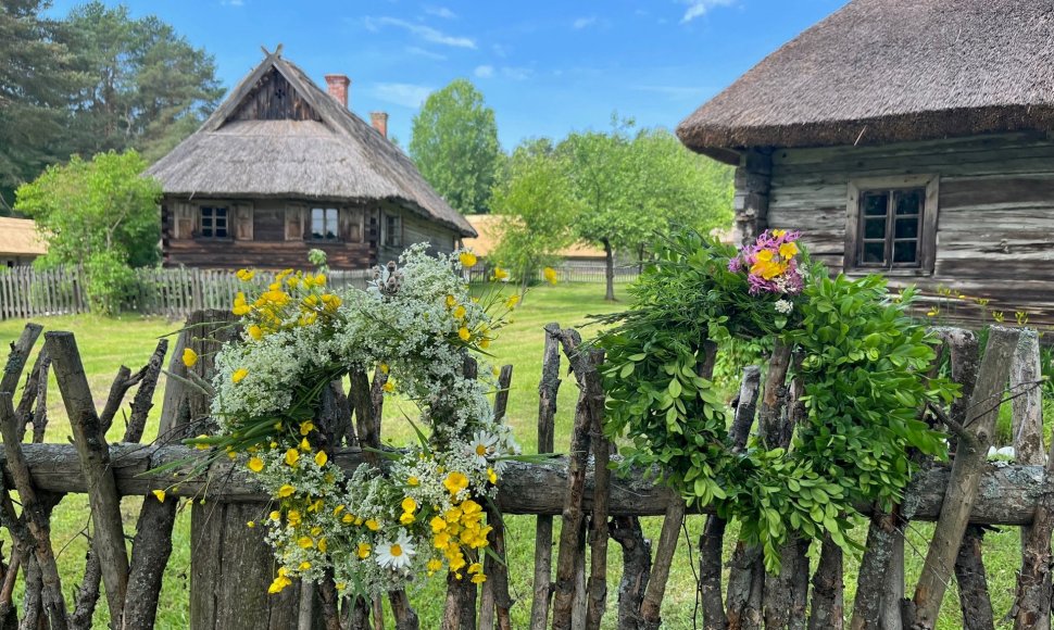 Joninių vainikai Lietuvos liaudies buities muziejuje