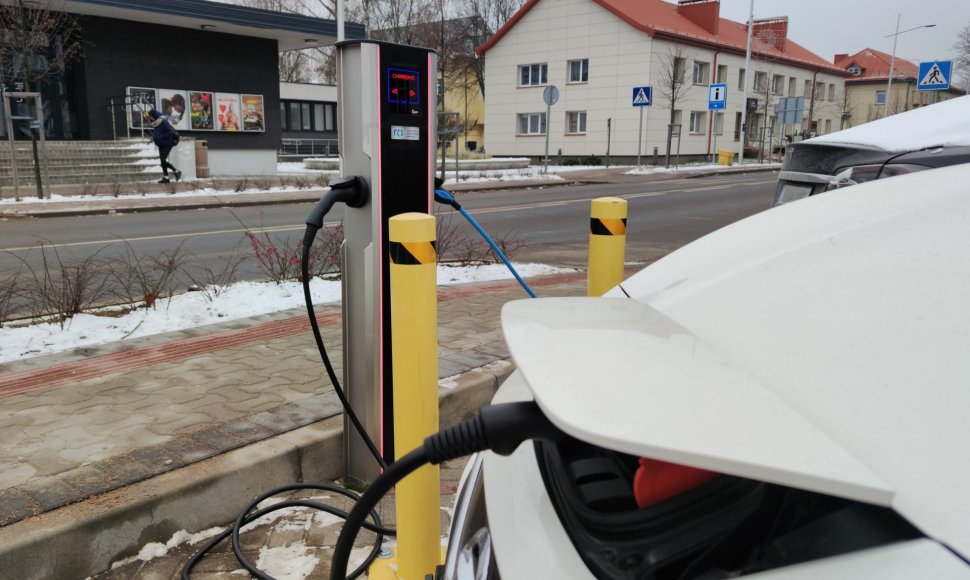 Klaipėdos rajone elektromobilių per metus padvigubėjo, todėl bus įrengiama daugiau įkrovos stotelių.
