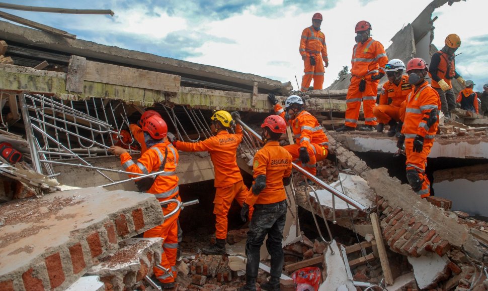 Gelbėtojų brigada ieško daugiau žemės drebėjimo aukų