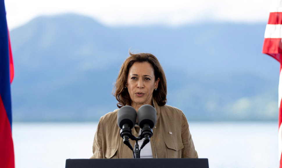 JAV viceprezidentė Kamala Harris Filipinų Pakrantės apsaugos laive Puerto Prinsesoje