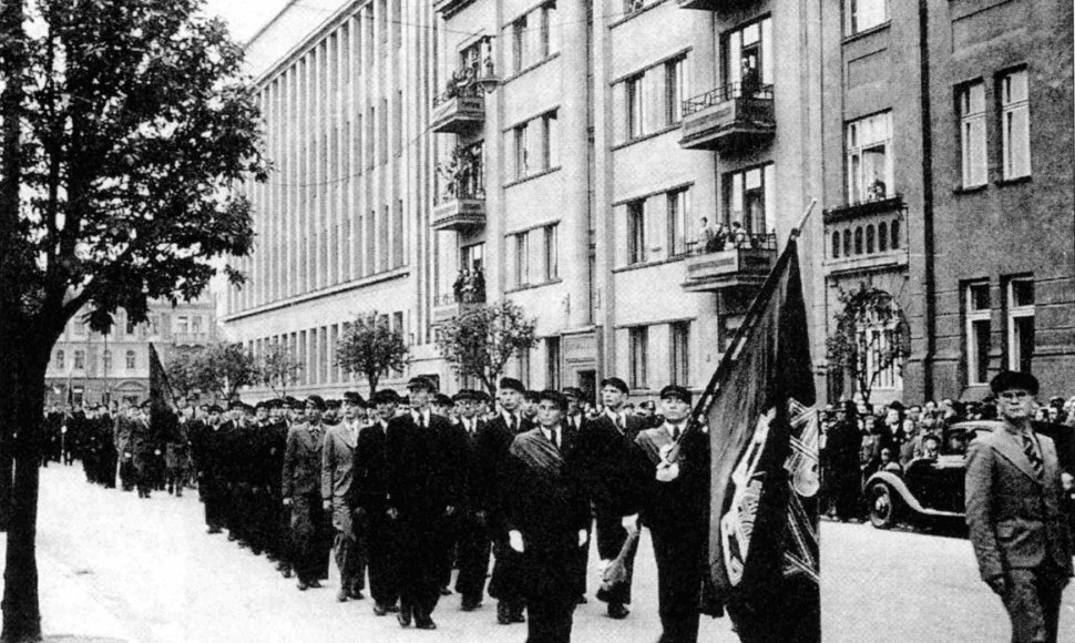 Paskutinė universiteto studentų korporacijų eisena 1940 m. birželio 13 d. Žygiuoja Ateitininkų sąjungos kolona (priekyje – Jonas Boruta).