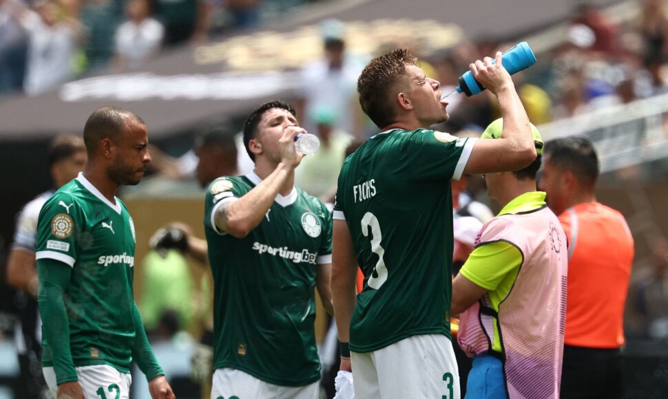"Palmeiras" futbolininkai gaivinasi vandeniu per pasaulio futbolo klubų čempionato rungtynes.