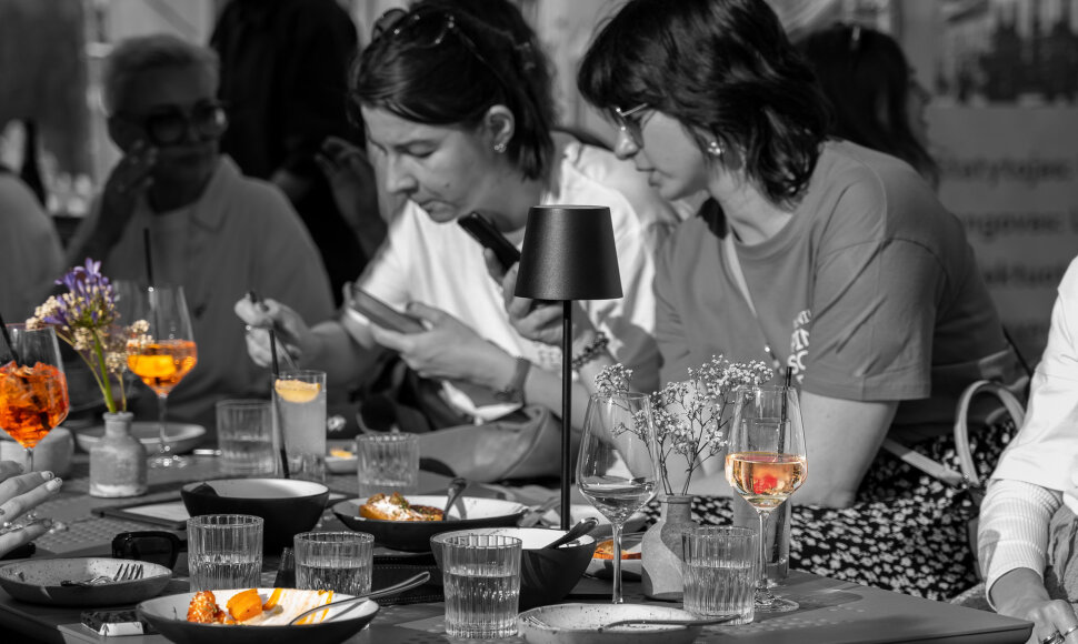 &bdquo;Augustin Bistro&ldquo; atvėrė vasaros terasą pačioje Rotu&scaron;ės aik&scaron;tės &scaron;irdyje