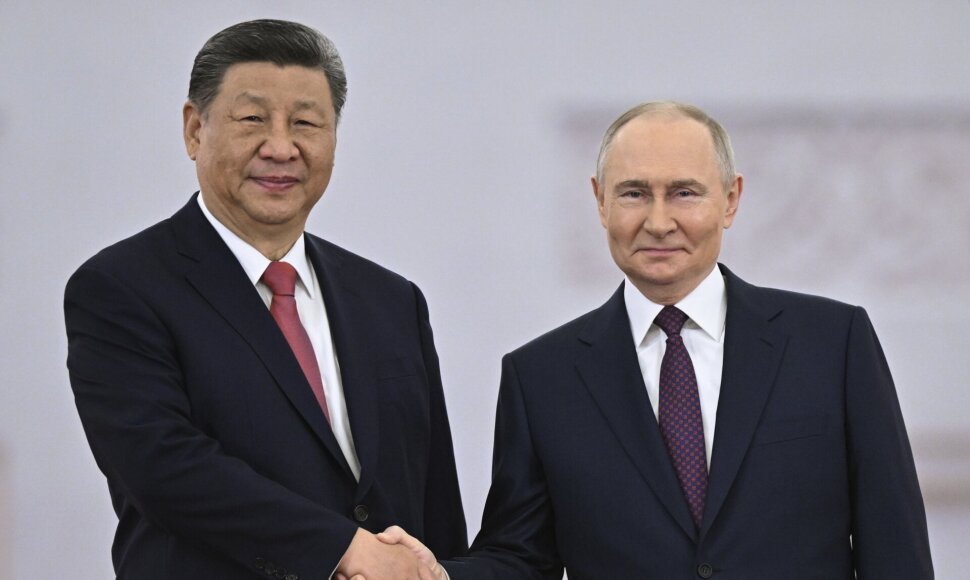 Xi Jinpingas su V. Putinu / Sergey Bobylev / AP