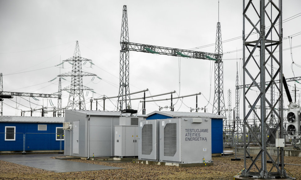 „Litgrid“ atveria pirmąją prie elektros perdavimo tinklo prijungtą bateriją 