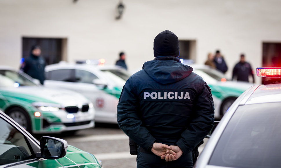 NATO viršūnių susitikimui policijos įsigytų automobilių perdavimo ceremonija