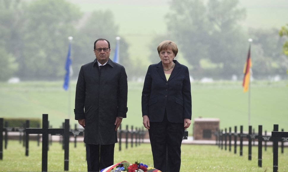 Francois Hollande'as ir Angela Merkel vokiečių karių kapinėse Konsanvua