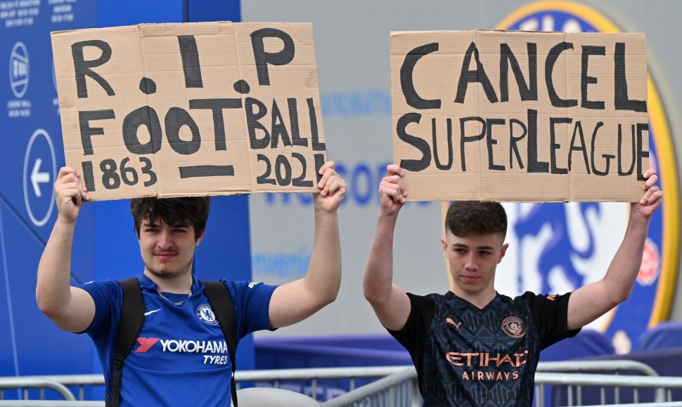 Anglijos futbolo sirgaliai protestuoja prieš Superlygą