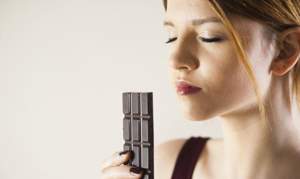 Moteris uodžia šokoladą