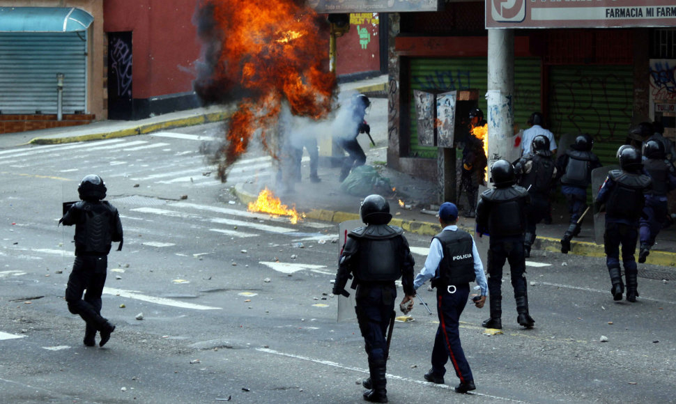 Venesueloje tęsiasi protestai prieš prezidento N.Maduro režimą