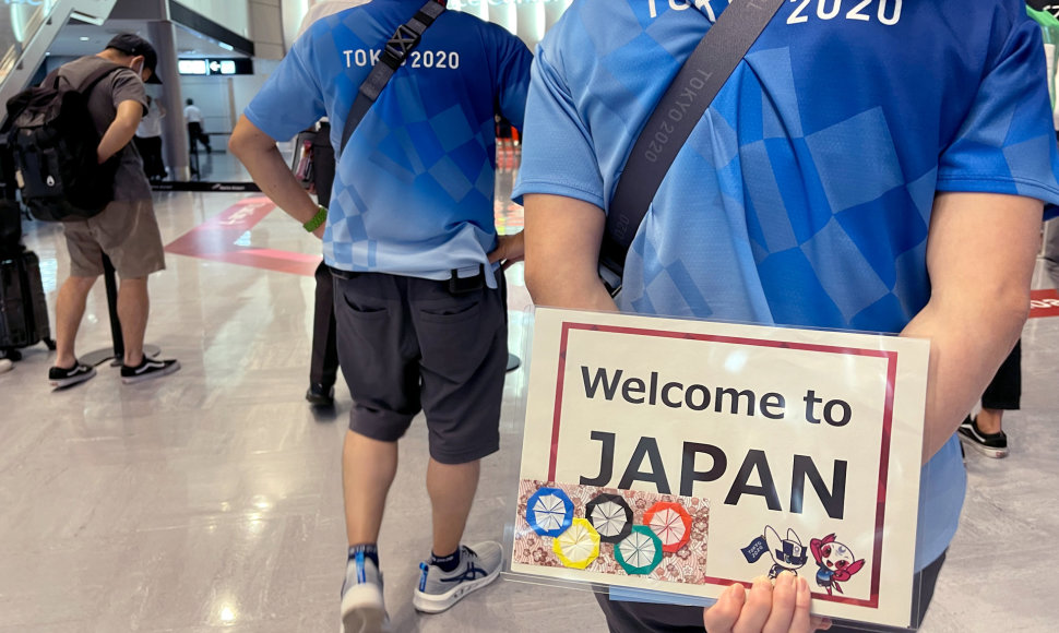 Olimpinių žaidynių svečiai sutinkami Tokijuje