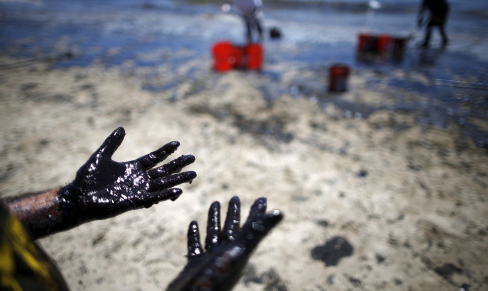 Kalifornijos pakrantėje vyksta naftos valymo darbai