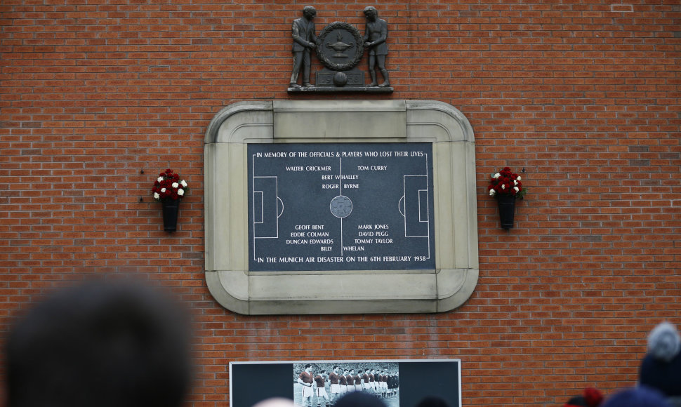 „Old Trafford“ stadione esanti atminimo lentelė 