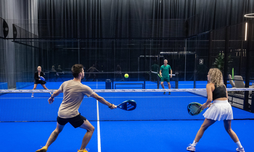 „Delfi sporto centre“ atidaryti modernūs padelio kortai