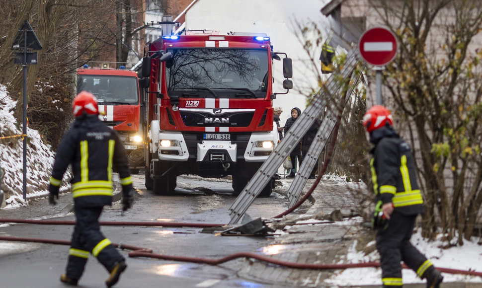 Ugniagesiai nuskubėjo gesinti Vilniaus Užupyje užsiliepsnojusio medinio namo