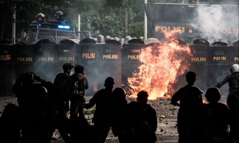 Masiniai protestai Indonezijoje: žmonės protestuoja prie&scaron; papildomas tūkstantines i&scaron;mokas parlamentarams