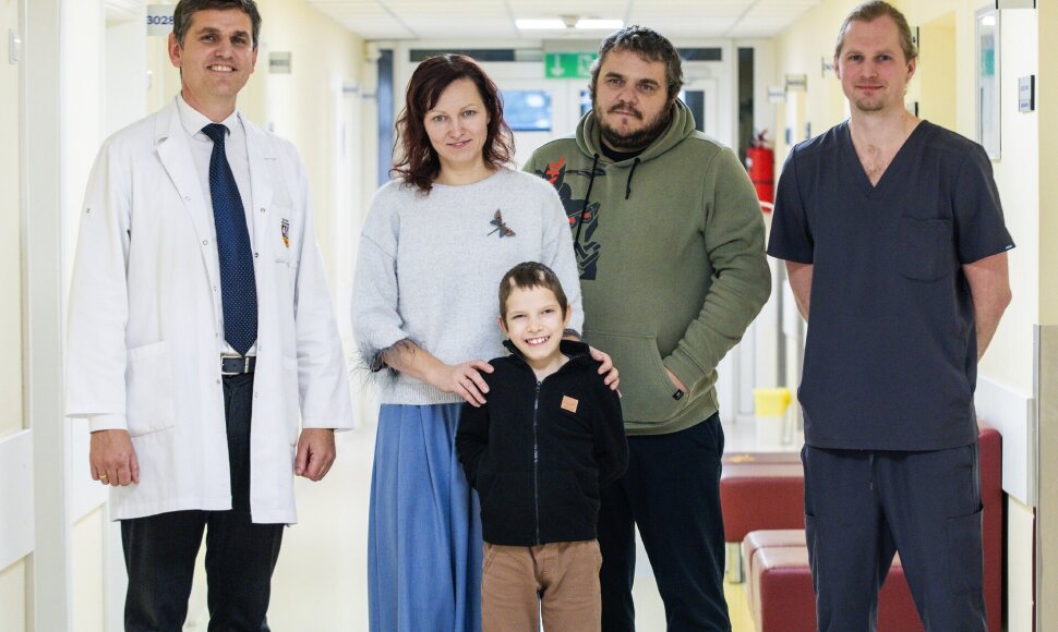Mažasis pacientas su tėvais ir gydytojais