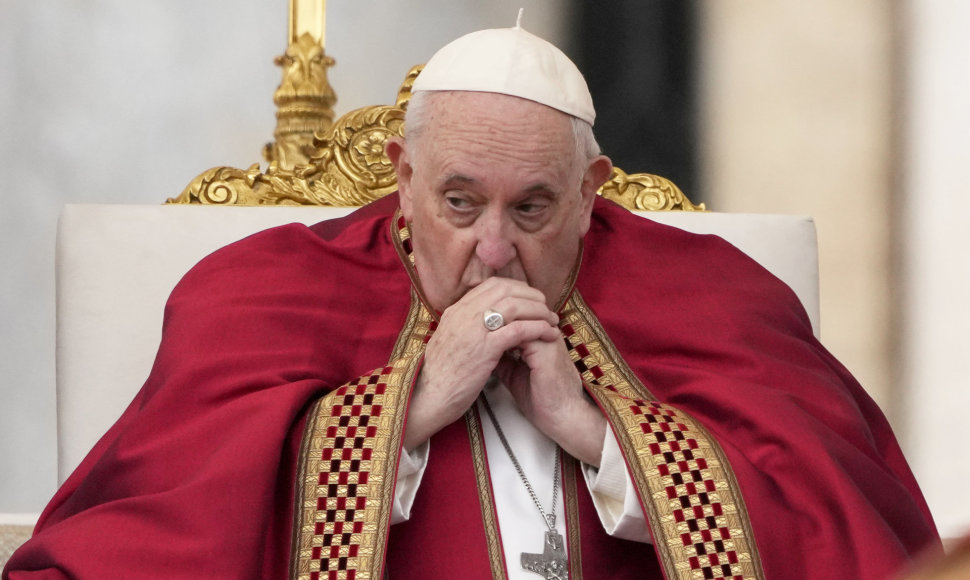Popiežius Pranciškus popiežiaus emerito Benedikto XVI laidotuvių metu