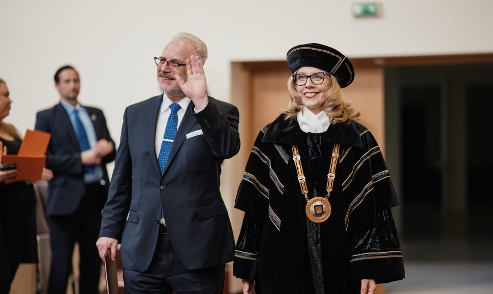 Latvijos prezidentui E.Levitui įteiktos MRU garbės daktaro regalijos