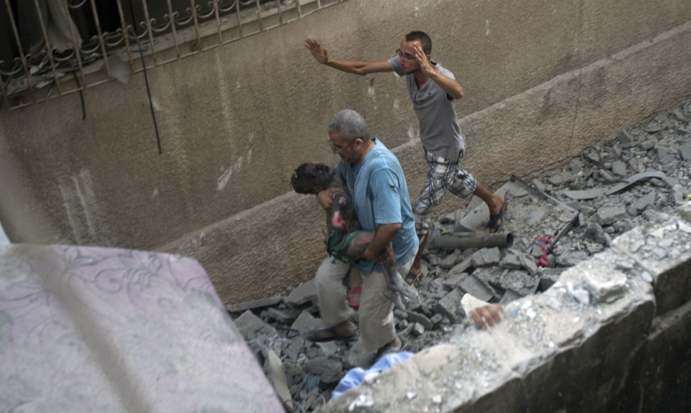 Palestiniečiai bando pasislėpti nuo bombardavimo