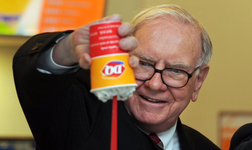 Verslininkas Warrenas Buffettas džiaugiasi „Dairy Queen“ restorano desertu.