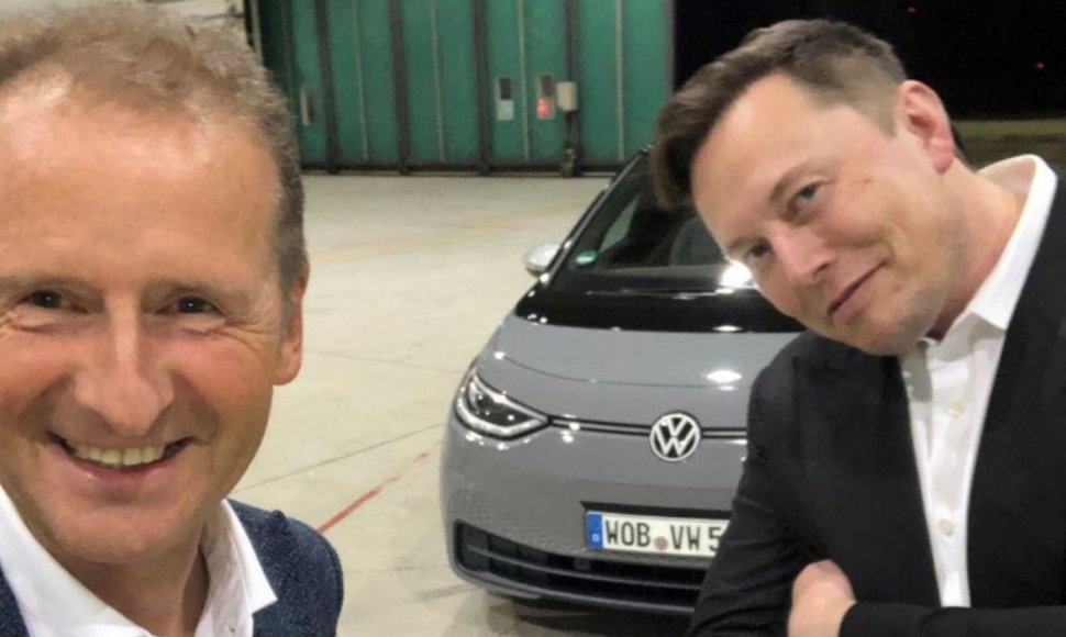 „VW“ vadovas Herbertas Diessas ir „Tesla“ vadovas Elonas Muskas