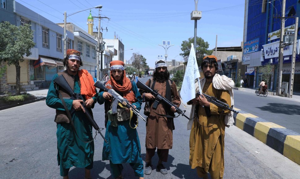 Talibano kovotojai pozuoja Herate