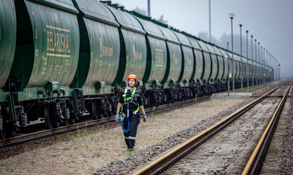 Muitinės pareigūnas eina šalia „Belaruskalij“ vagono su trąšų kroviniu Stasylų (Šalčininkų r.) geležinkelio stotyje  