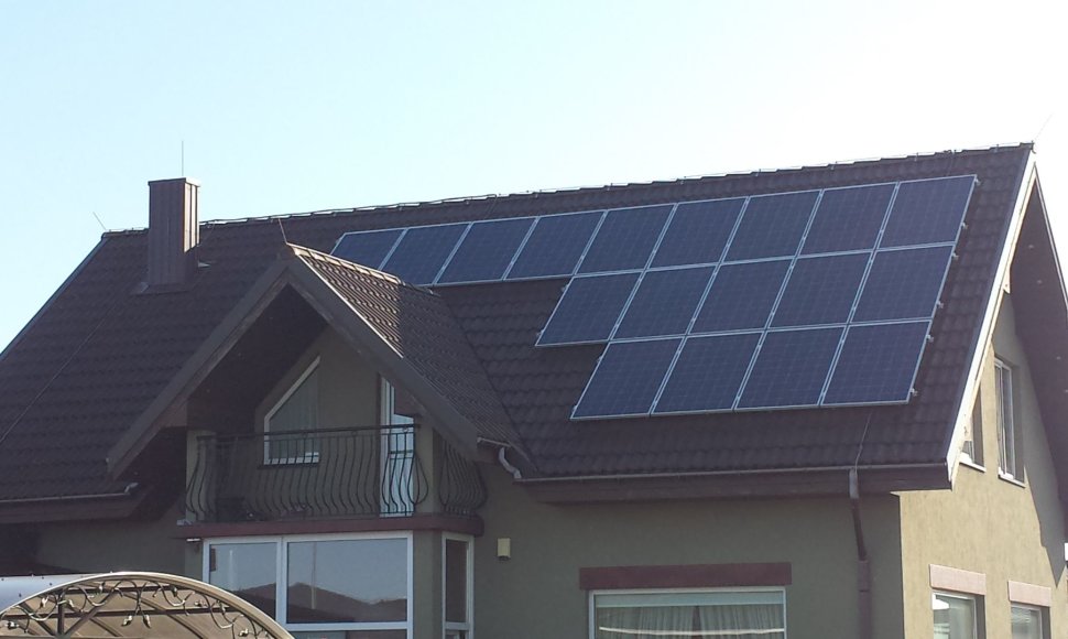 Saulės jėgainės ant privačių ir daugiabučių namų stogų