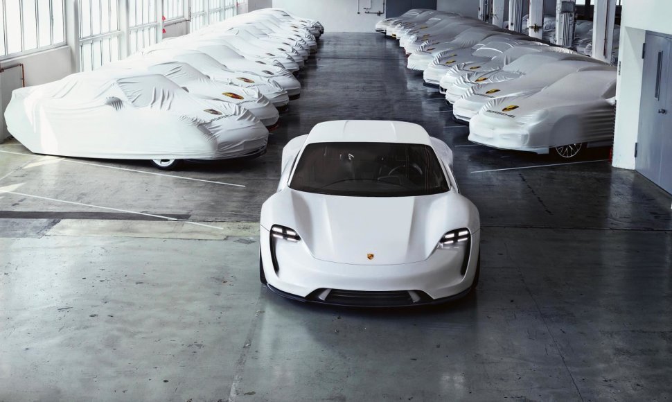 Pirmasis visiškai elektrinis „Porsche“ bus „Mission E“ modelis