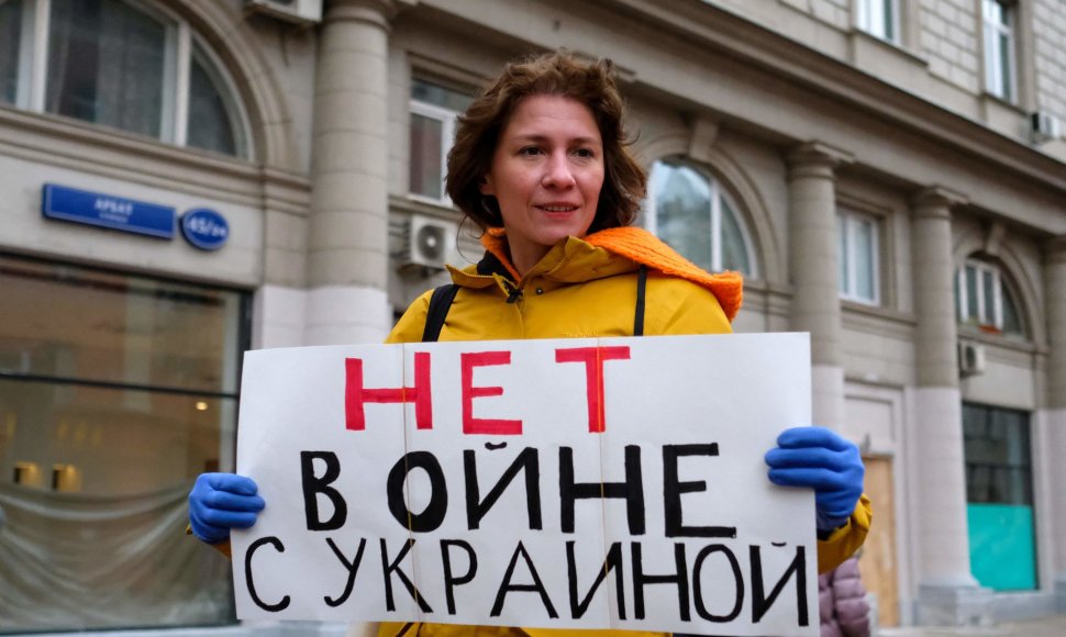 Maskvietė su plakatu „Ne karui su Ukraina“