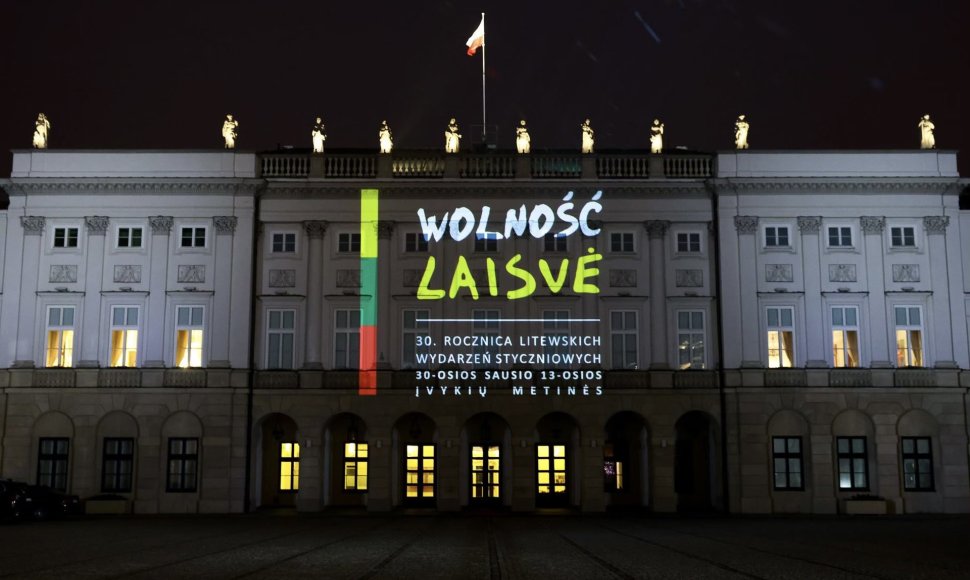 Lenkijos Prezidento rūmus nušvietė Sausio įvykių trisdešimtmetį pagerbiantis užrašas