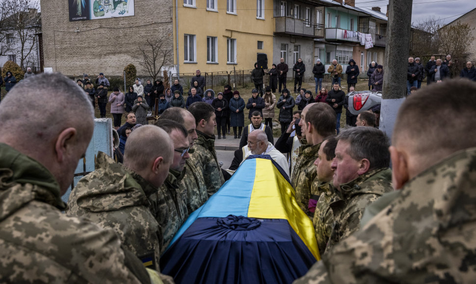 Laidojamas žuvęs Ukrainos karys