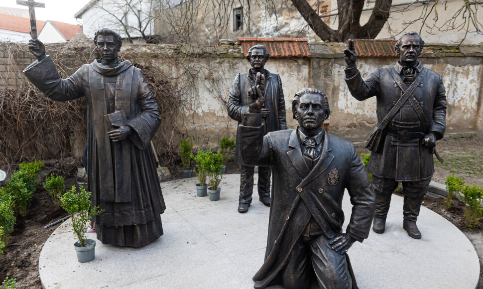 Naujos skulptūros prie Pranci&scaron;konų bažnyčios