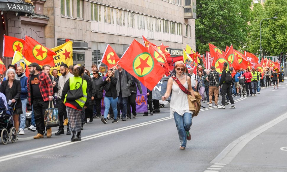 Prieš Švedijos narystę NATO nusiteikę protestuotojai su Kurdistano darbininkų partijos vėliavomis