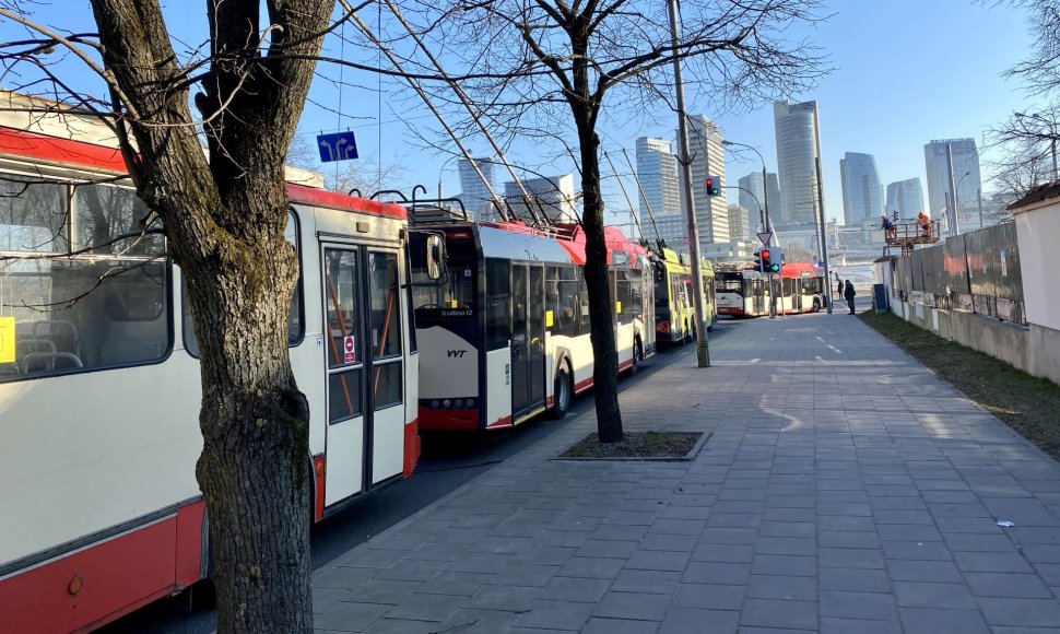 Prie Baltojo tilto dėl nutrūkusio laido sustojo troleibusų eismas