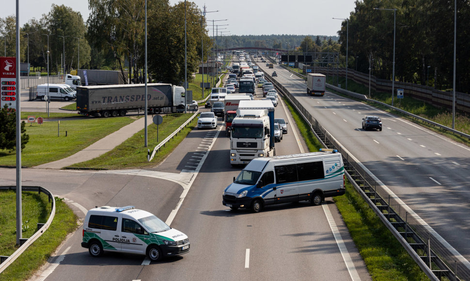 Kelyje Vilnius–Kaunas vilkikas rėžėsi į ženklus, žuvo kelininkas