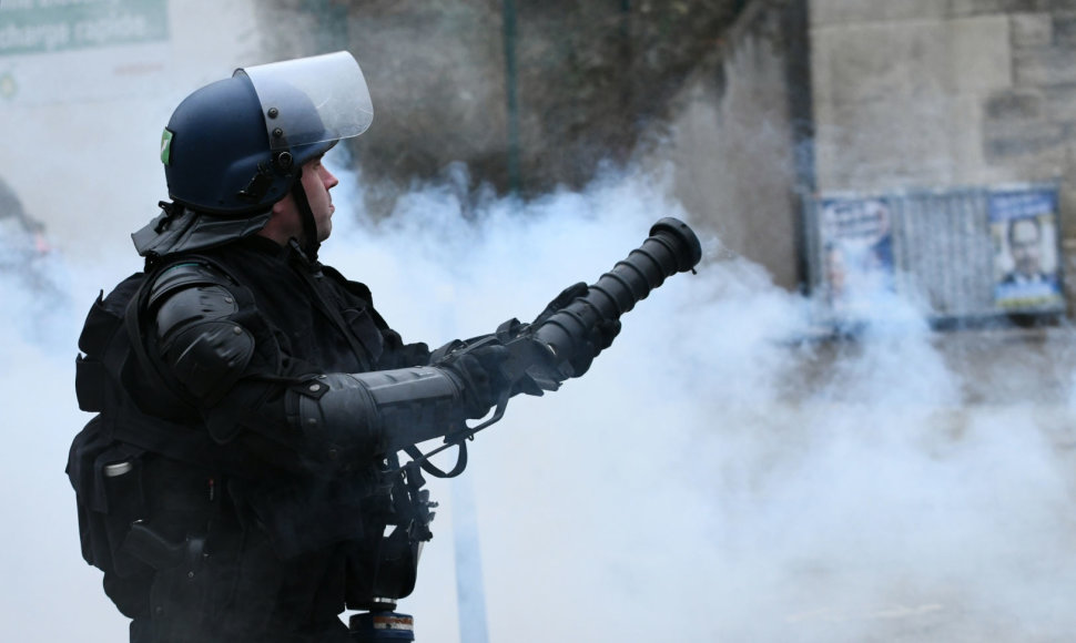 Paryžiuje policija panaudojo ašarines dujas prieš „geltonąsias liemenes“