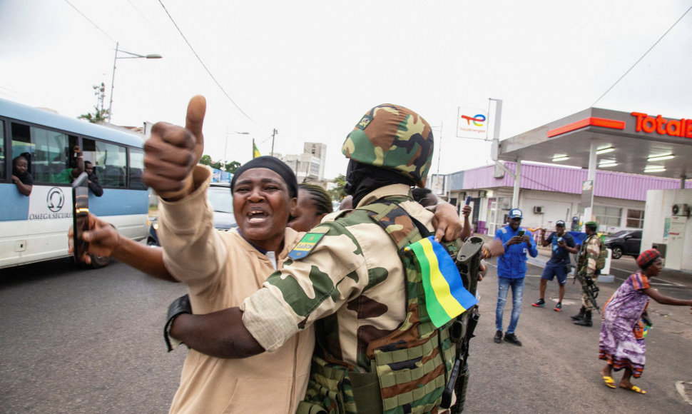Gabone sutikti kariškiai