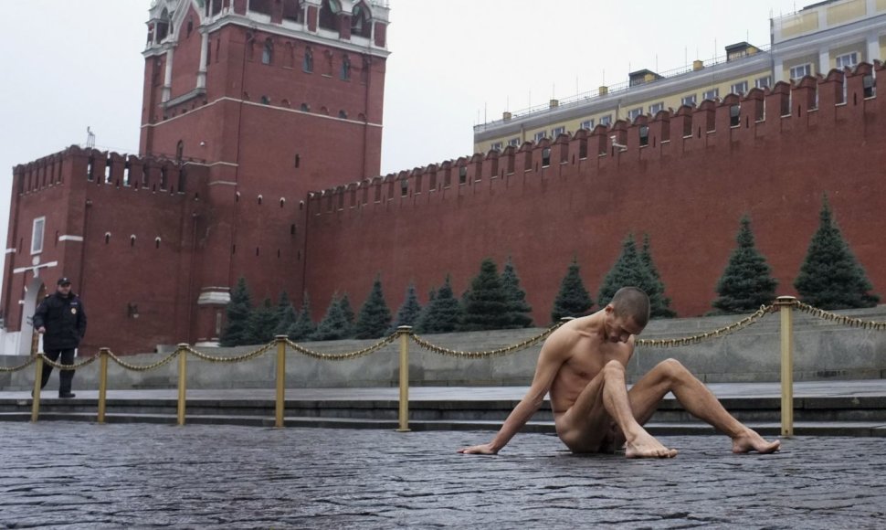 Prie Raudonosios aikštės grindinio vinimis sėklides prisikalęs menininkas Piotras Pavlenskis