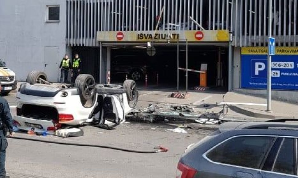 Sostinės centre iš stovėjimo aikštelės iškrito BMW