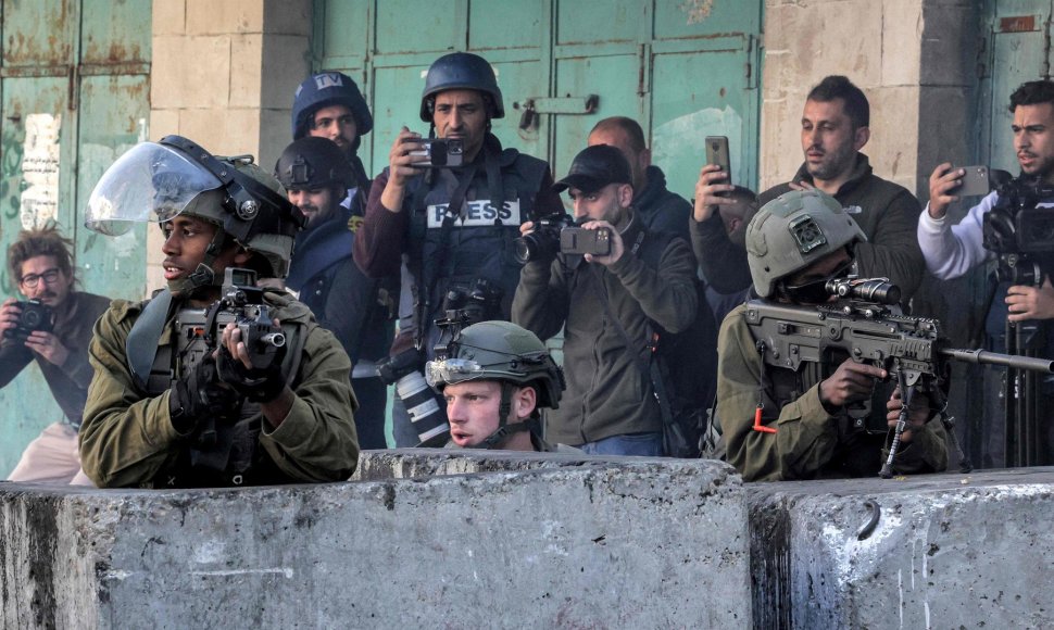Žurnalistų apsupti kareiviai Izraelyje