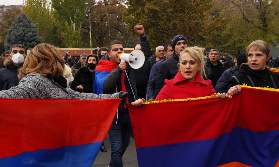 Armėnijoje tūkstančiai žmonių vėl reikalavo premjero atstatydinimo