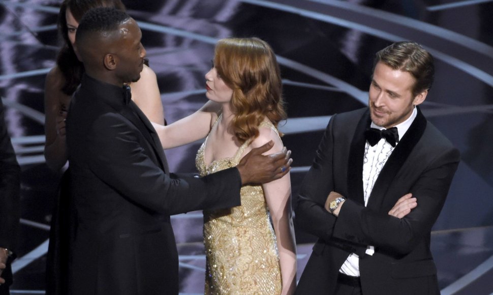 „Mėnesienos“ aktorius Mahershala Ali ir „Kalifornijos svajų“ aktoriai Emma Stone bei Ryanas Goslingas