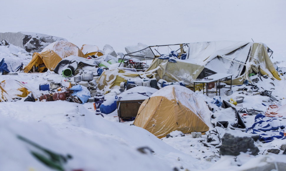 Bazinė alpinistų stovykla Nepale po sniego lavinos, sukeltos žemės drebėjimo