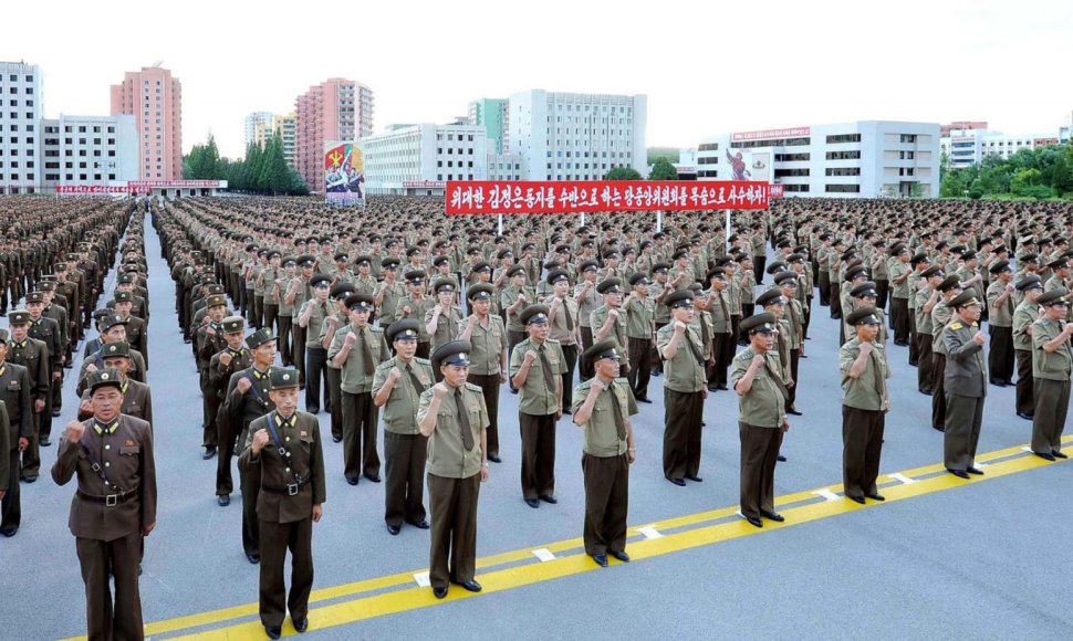 Šiaurės Korėjoje suorganizuota eisena prieš naujas šaliai taikomas sankcijas